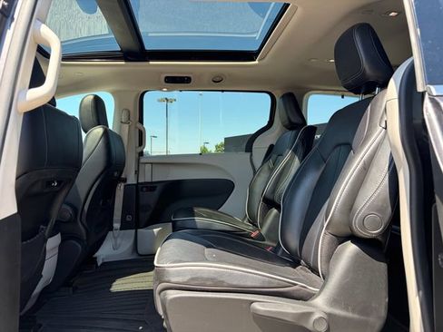 Used 2021 Chrysler Pacifica Limited w/ Premium & Safety Sphere Group FWD image 6
