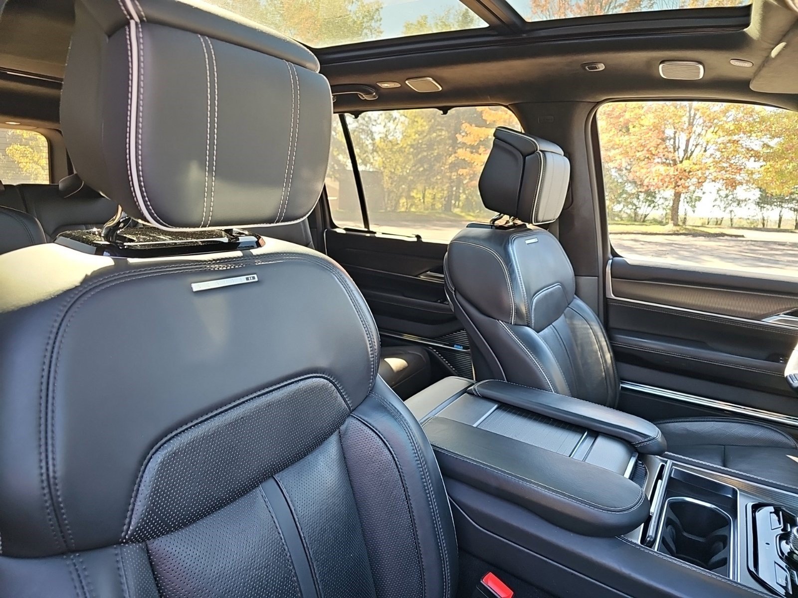 Used 2023 Jeep Grand Wagoneer Series II AWD/4WD image 11