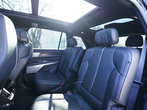 Used 2026 Cadillac Vistiq Sport image 13