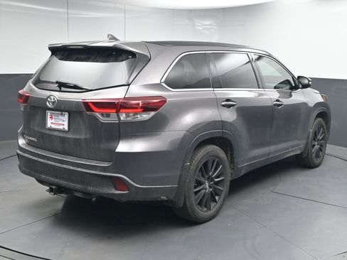Used 2019 Toyota Highlander SE w/ Carpet Mat Package (TMS) image 8