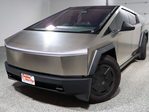 Used 2024 Tesla Cybertruck AWD Crew Cab image 27