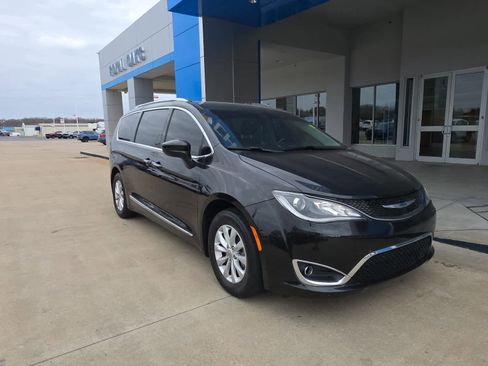 Used 2019 Chrysler Pacifica Touring-L image 2