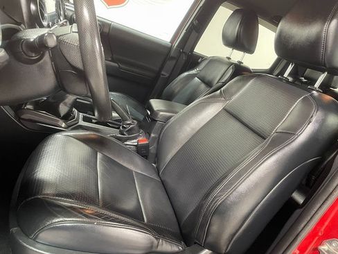 Used 2020 Toyota Tacoma TRD Sport w/ TRD Premium Sport Package AWD/4WD image 20