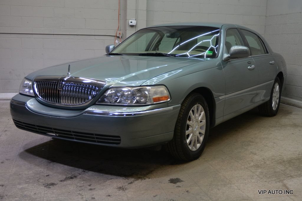 Used 2006 Lincoln Town Car Signature RWD image 2