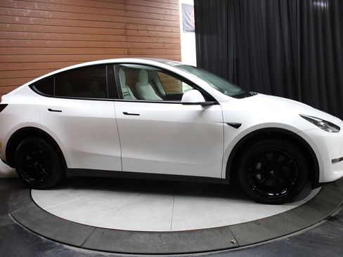 Used 2022 Tesla Model Y Long Range image 44