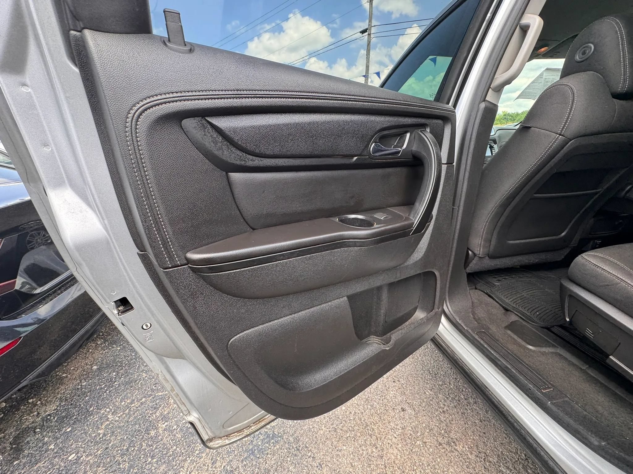 Used 2015 Chevrolet Traverse LT w/ Style and Technology Package FWD image 18