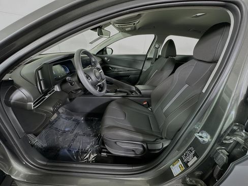 Used 2025 Hyundai Elantra SE image 12