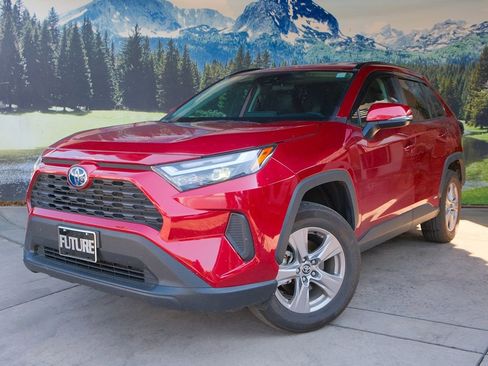 Used 2022 Toyota RAV4 XLE image 1