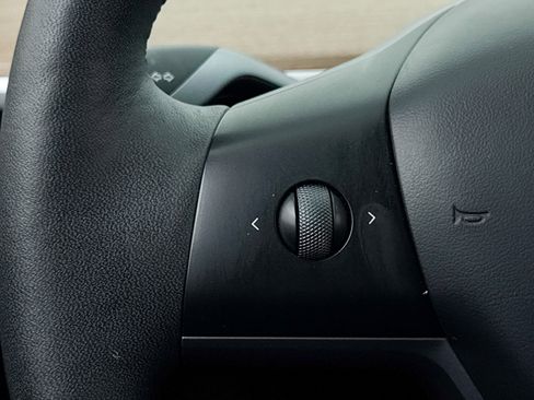 Used 2023 Tesla Model Y Long Range image 18