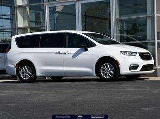 Used 2025 Chrysler Pacifica Select FWD video 1