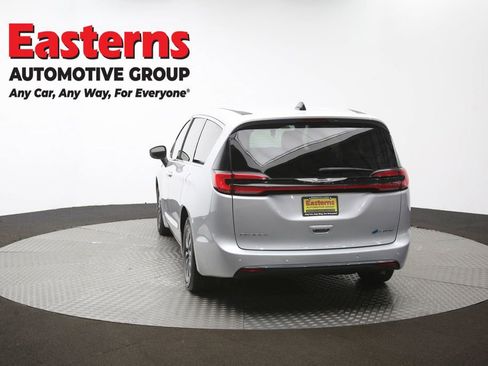 Used 2023 Chrysler Pacifica Touring-L FWD image 38