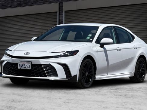 Used 2025 Toyota Camry SE FWD image 9