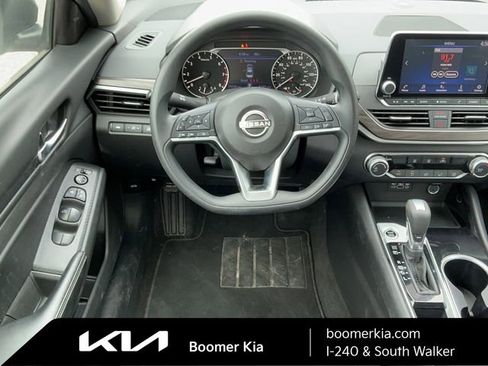 Used 2024 Nissan Altima 2.5 SV FWD image 14