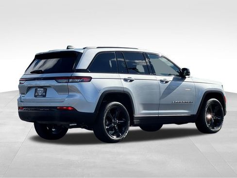 Used 2024 Jeep Grand Cherokee Altitude AWD/4WD image 7