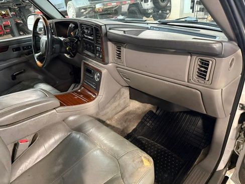 Used 2002 Cadillac Escalade AWD image 9