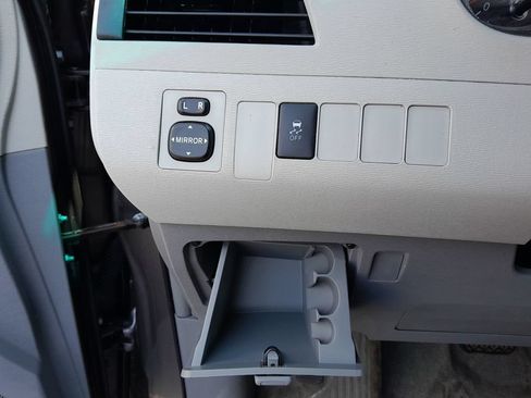 Used 2014 Toyota Sienna L FWD image 16