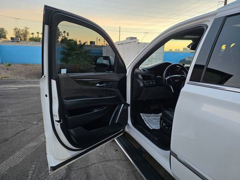 Used 2017 Cadillac Escalade Platinum image 7