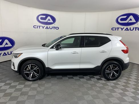 Used 2023 Volvo XC40 B5 Plus AWD/4WD image 6