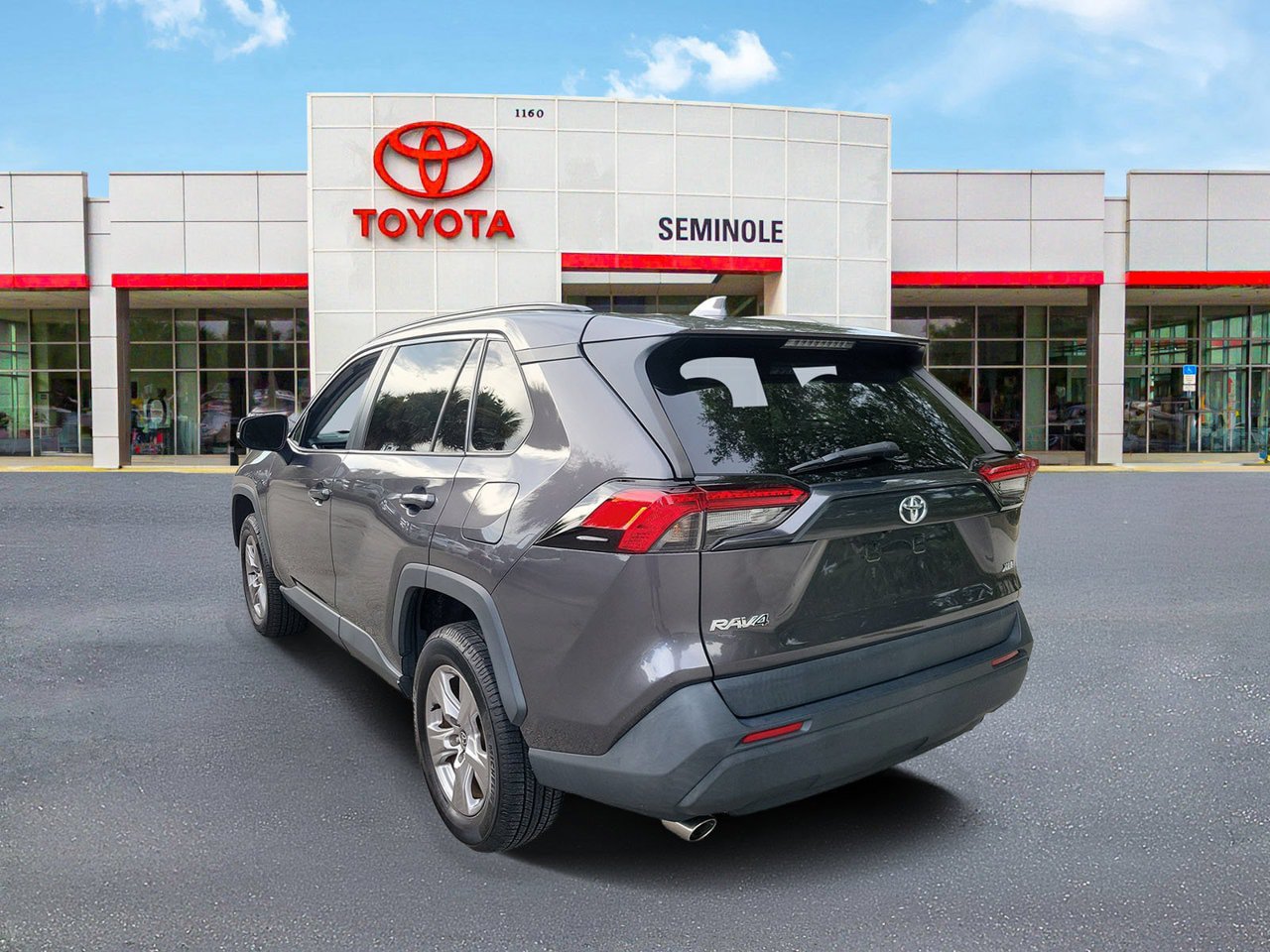 Used 2022 Toyota RAV4 XLE w/ Convenience Package FWD image 4