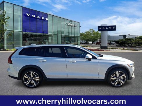 Certified 2025 Volvo V60 B5 Cross Country Plus image 8