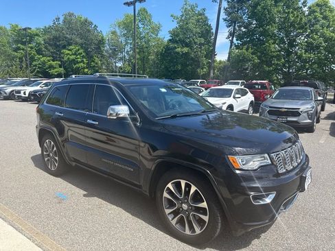 Used 2017 Jeep Grand Cherokee Overland AWD/4WD image 3