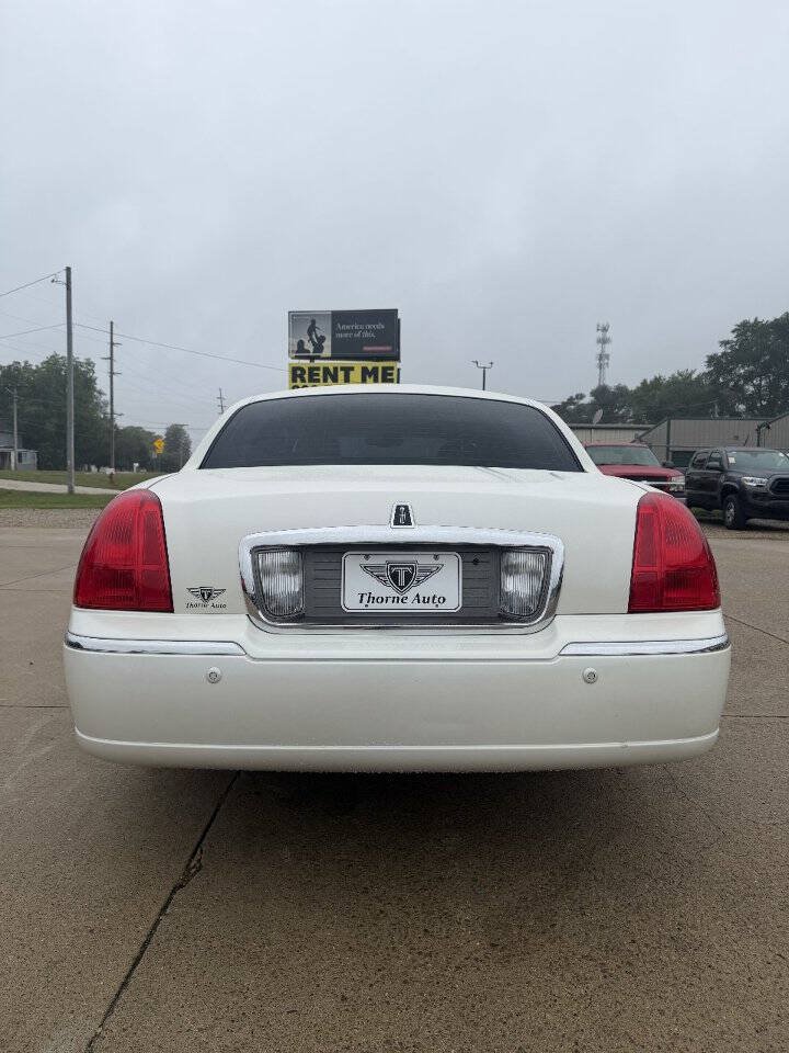 Used 2005 Lincoln Town Car Signature Limited RWD image 11