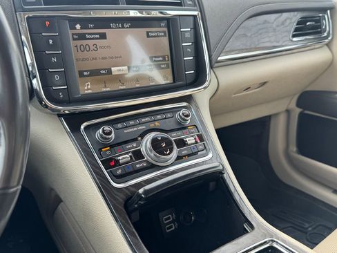 Used 2017 Lincoln Continental Select w/ Climate Package FWD image 11