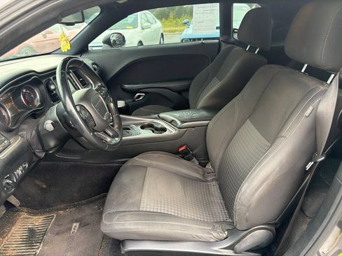 Used 2017 Dodge Challenger SXT RWD image 2