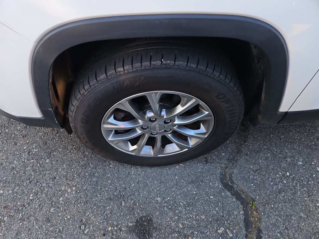 Used 2019 Jeep Cherokee Latitude Plus w/ Comfort/Convenience Group AWD/4WD image 3