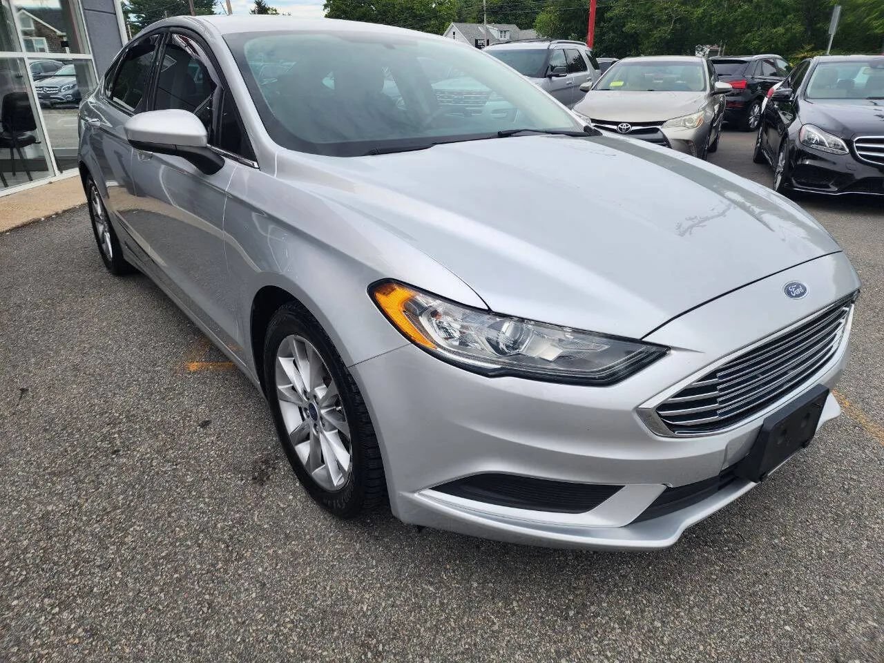 Used 2017 Ford Fusion SE FWD image 3