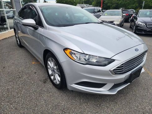 Used 2017 Ford Fusion SE FWD image 3