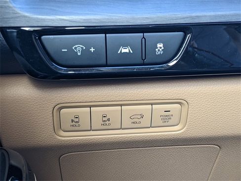 Used 2024 Kia Carnival EX image 20