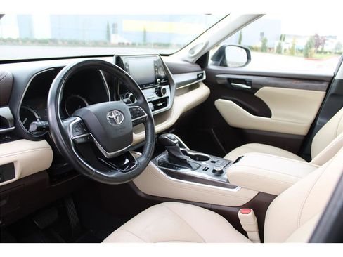Used 2020 Toyota Highlander Limited image 9