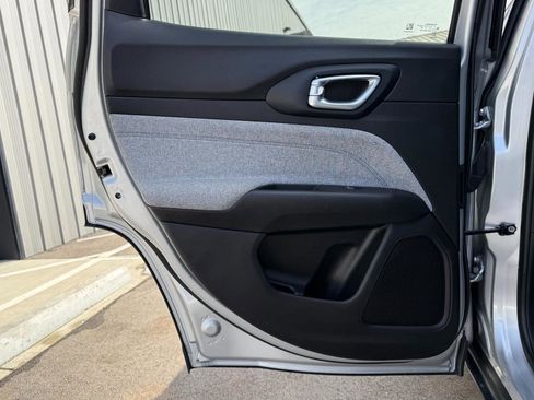 Used 2024 Jeep Compass Latitude image 19