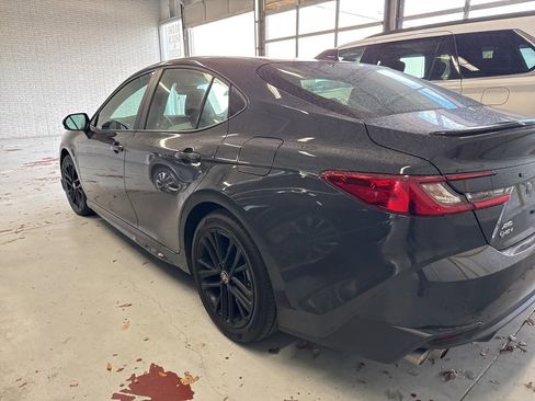 Used 2025 Toyota Camry SE image 6