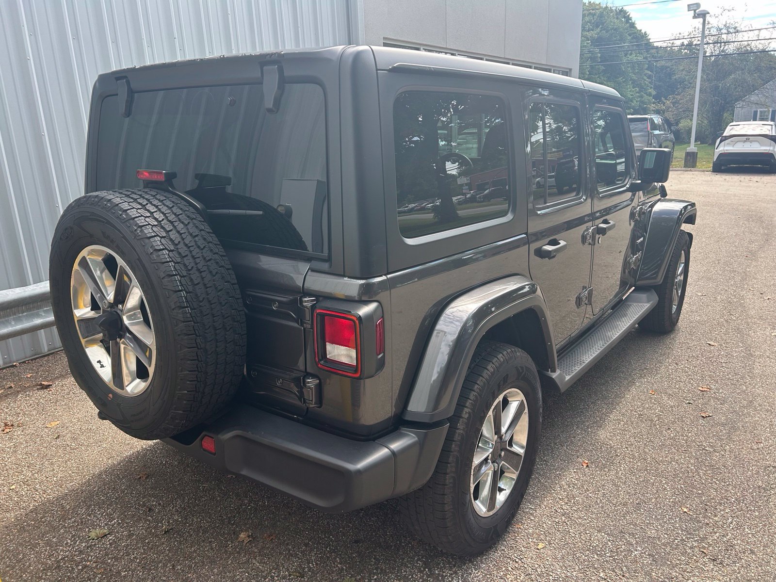 Used 2022 Jeep Wrangler Unlimited Sahara w/ Cold Weather Group AWD/4WD image 5