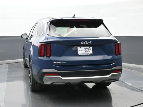 Used 2024 Kia Sorento EX w/ Panoramic Sunroof Package image 7