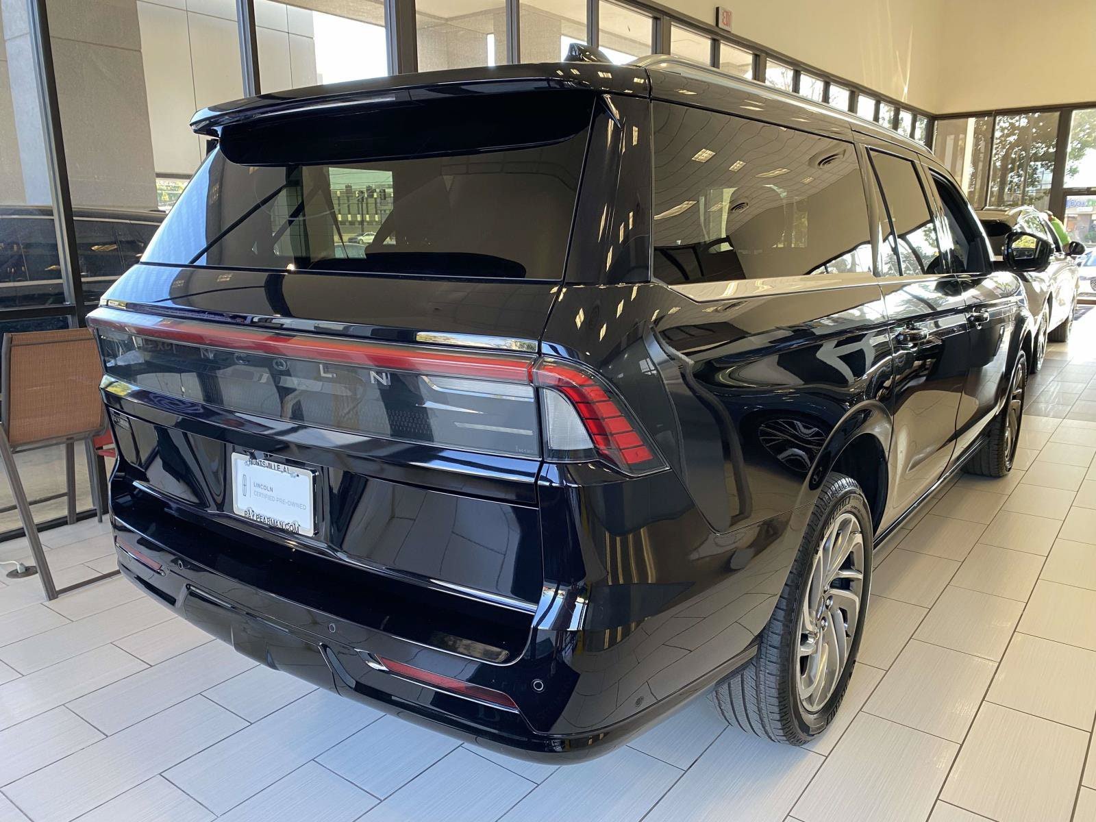 Certified 2025 Lincoln Navigator L Reserve AWD/4WD image 5