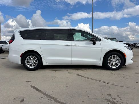 Used 2025 Chrysler Voyager LX image 3