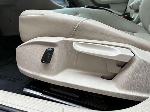 Used 2015 Volkswagen Golf S image 27