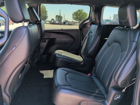 Used 2025 Chrysler Pacifica Select FWD image 12