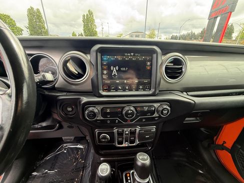 Used 2020 Jeep Wrangler Unlimited Sahara w/ Uconnect 4C Nav & Sound Group AWD/4WD image 11
