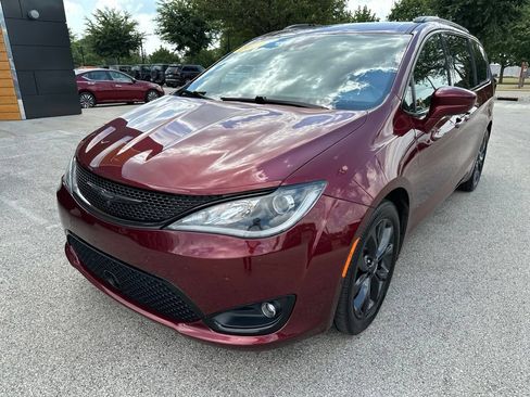 Used 2019 Chrysler Pacifica Touring-L FWD image 2