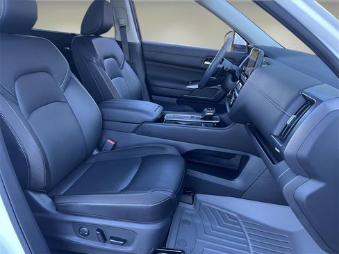 Used 2024 Nissan Pathfinder SL image 14