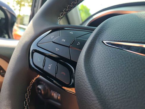 New 2023 Chrysler Pacifica Limited w/ Uconnect Theater Family Group image 24