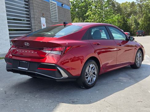 Used 2024 Hyundai Elantra SEL FWD image 7