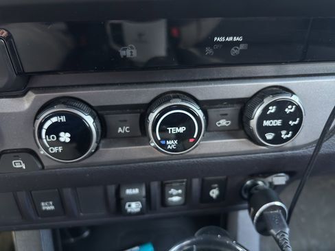 Used 2018 Toyota Tacoma TRD Off-Road image 8