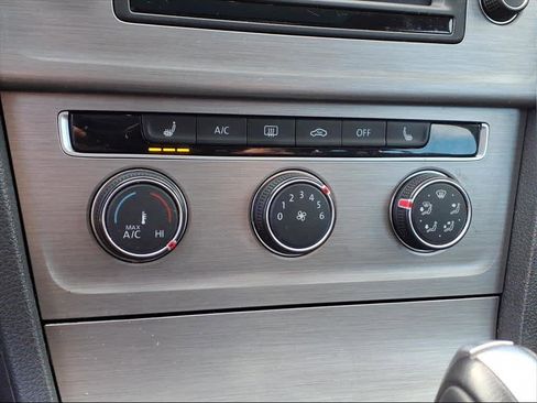 Used 2016 Volkswagen Golf Limited Edition image 16