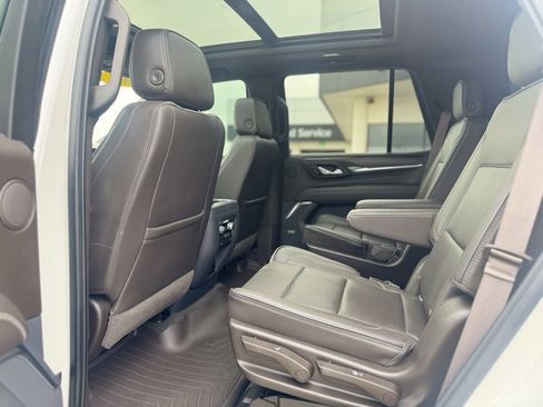 Used 2021 GMC Yukon Denali w/ Denali Premium Package image 10