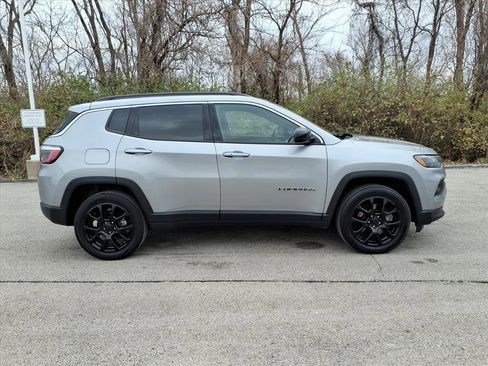 Used 2023 Jeep Compass Latitude image 28